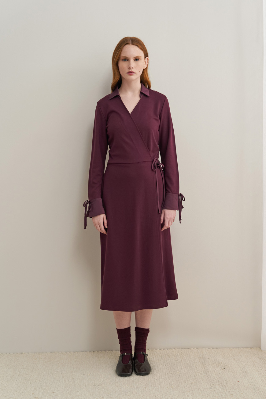 Φόρεμα με σατέν γιακά