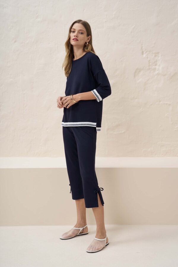 Capri pants with bows