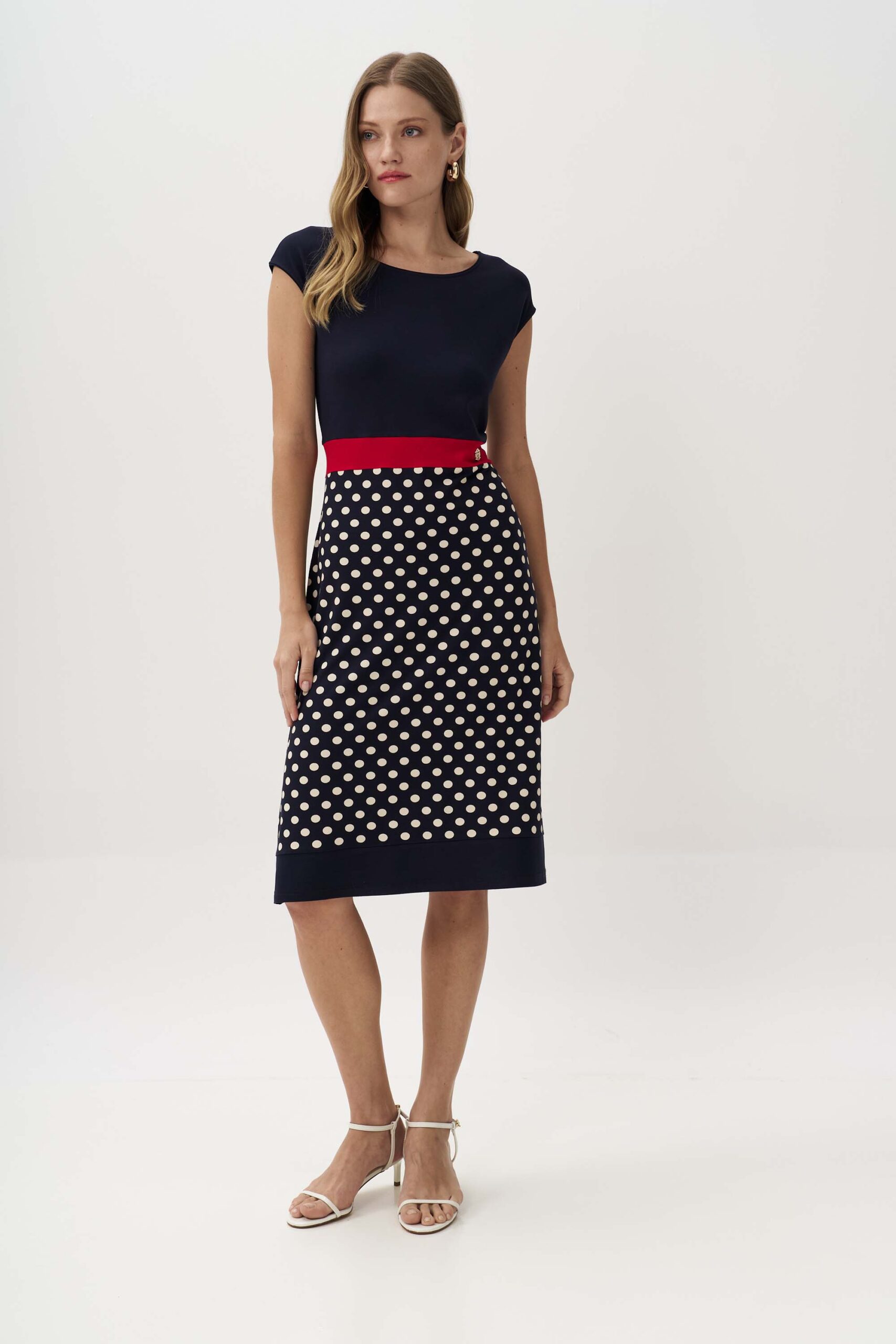 Φόρεμα πουά με κόκκινη αντίθεση