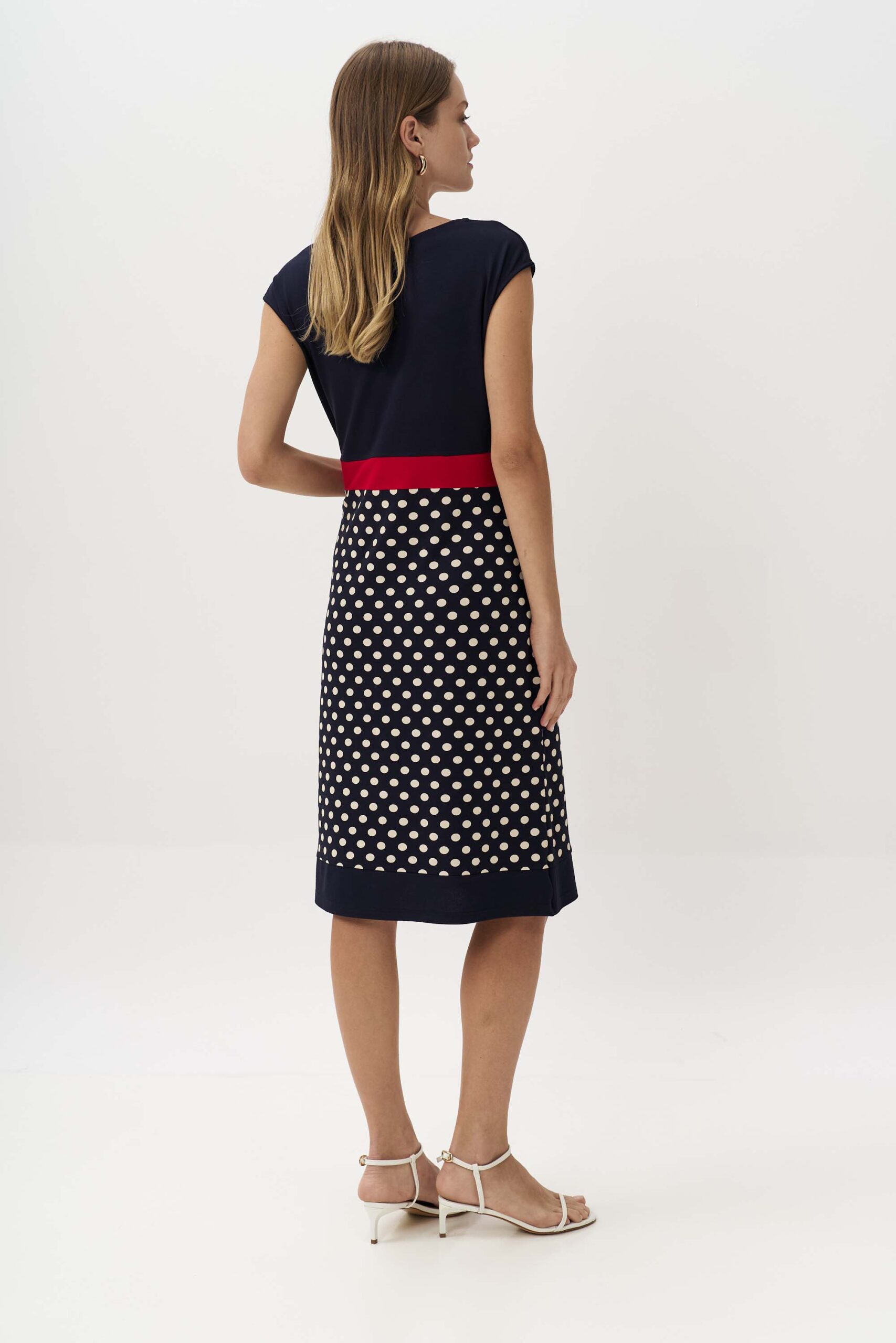 Φόρεμα πουά με κόκκινη αντίθεση - Image 3