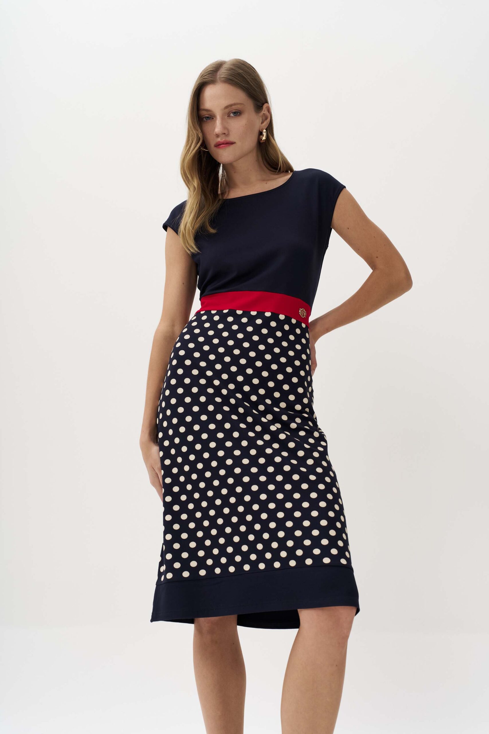 Φόρεμα πουά με κόκκινη αντίθεση - Image 4