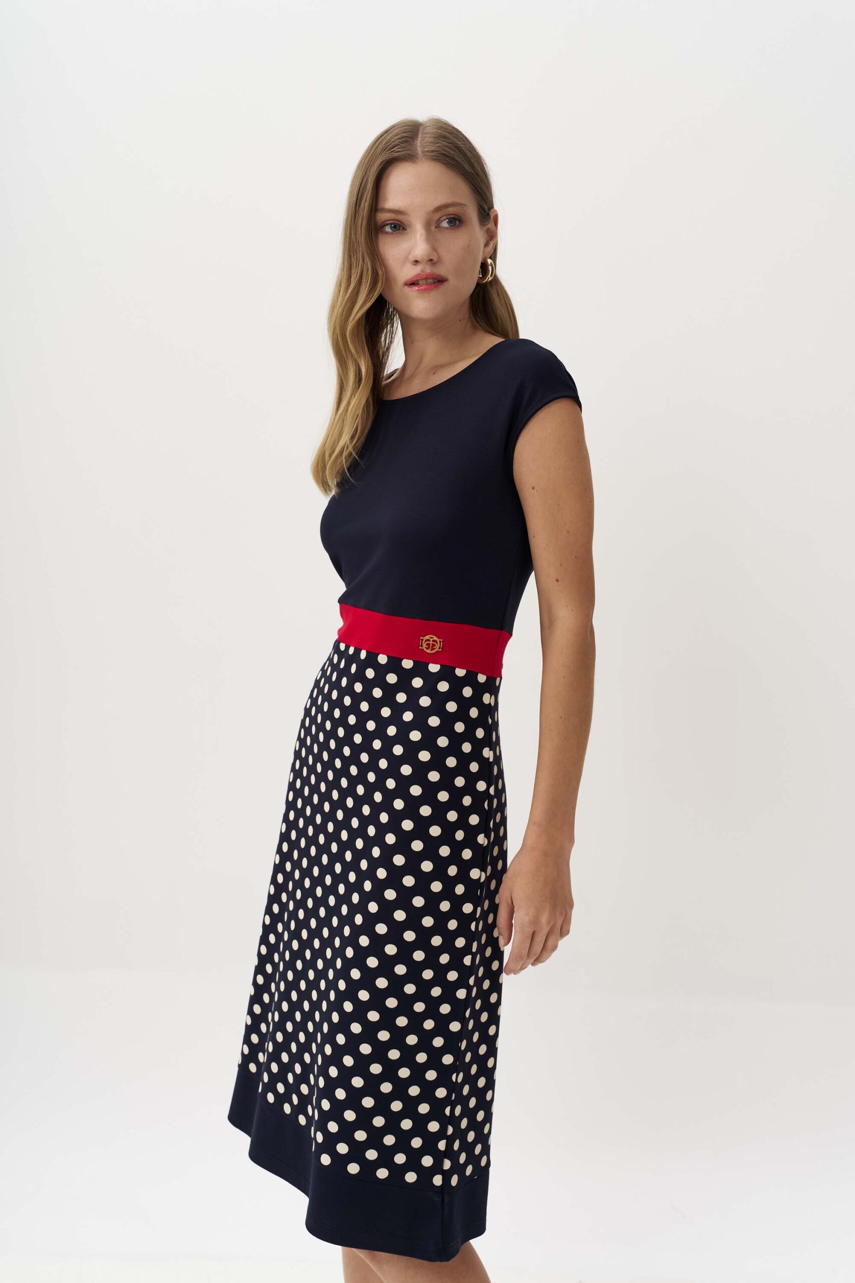 Φόρεμα πουά με κόκκινη αντίθεση - Image 5