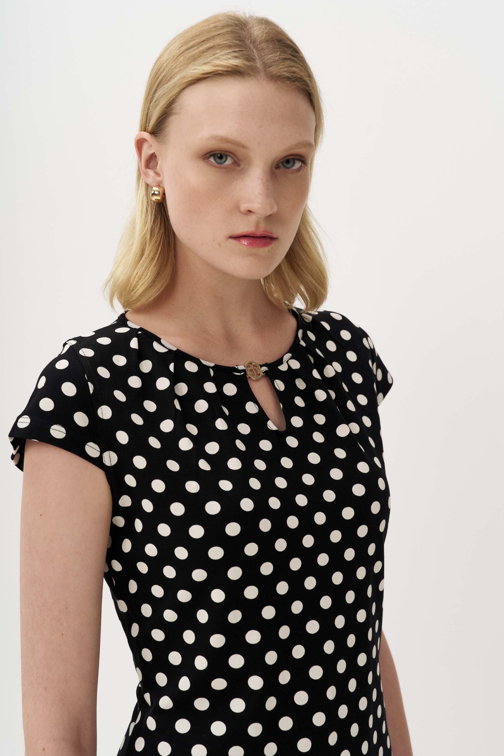 Φόρεμα πουά με πιετάκι στη λαιμουδιά - Image 5