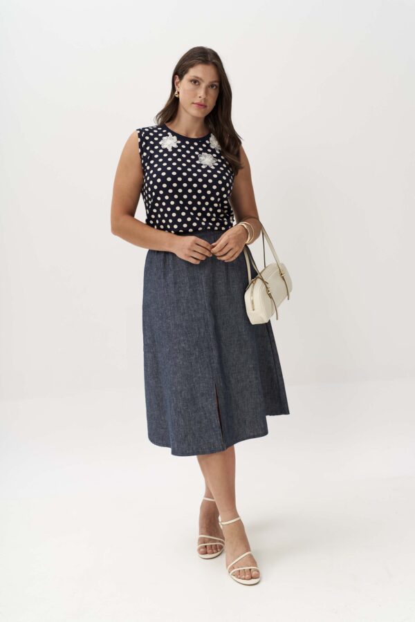 Sleeveless polka dot top with motif