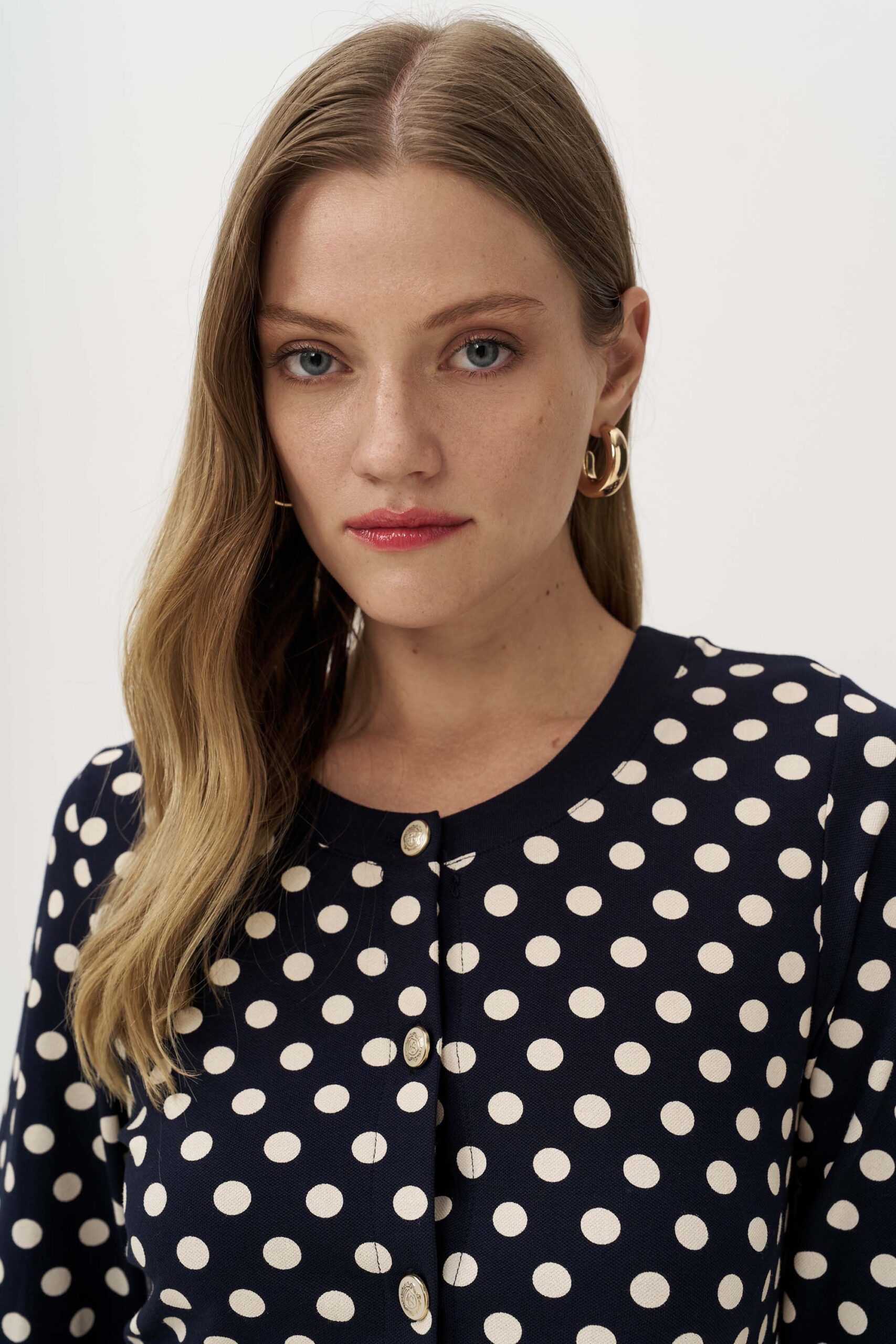 Ζακέτα πουά με contrast λεπτομέρεια - Image 3