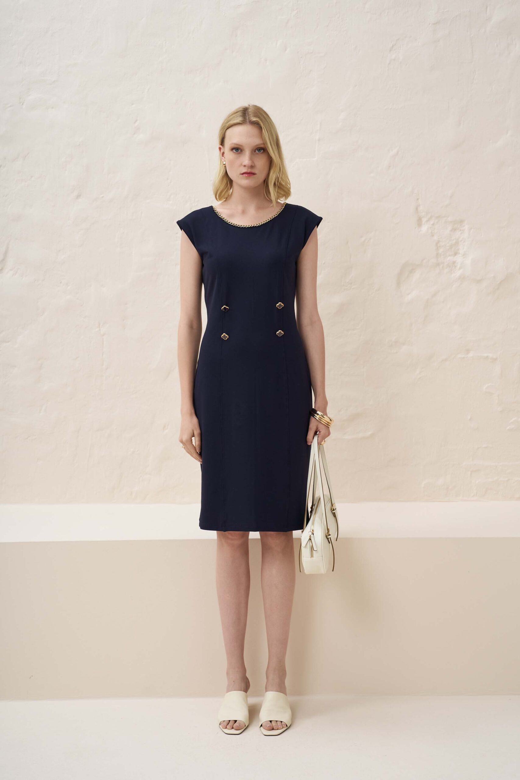 Φόρεμα με λεπτομέρεια αλυσίδας - Image 4