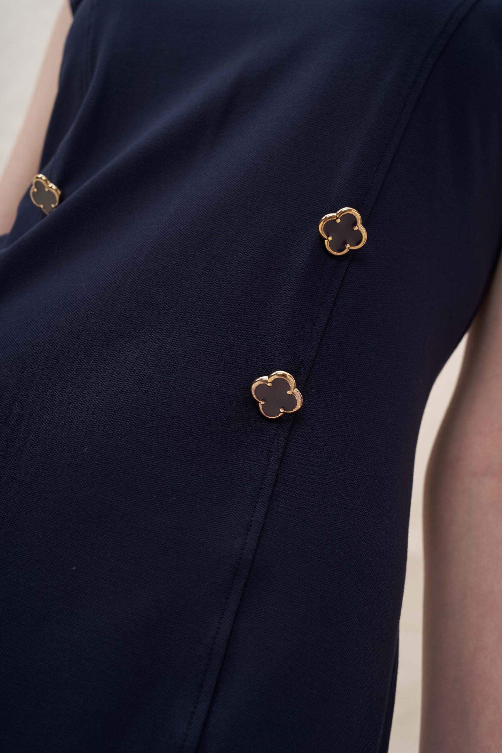 Φόρεμα με λεπτομέρεια αλυσίδας - Image 5