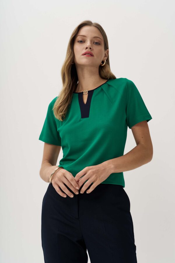 Μπλούζα με αντίθεση στη λαιμουδιά