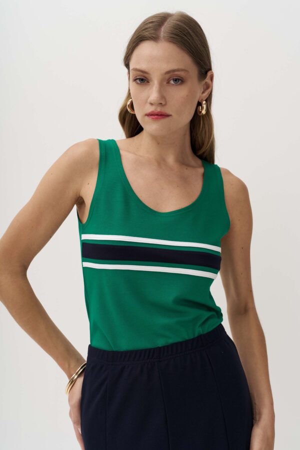 Contrasting front strap