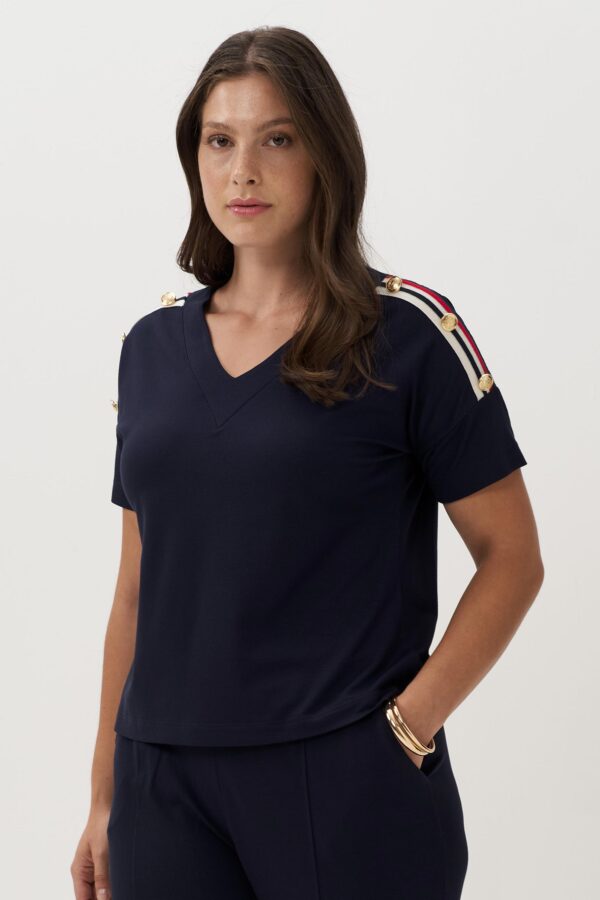 Comfortable blouse with contrasting shoulders