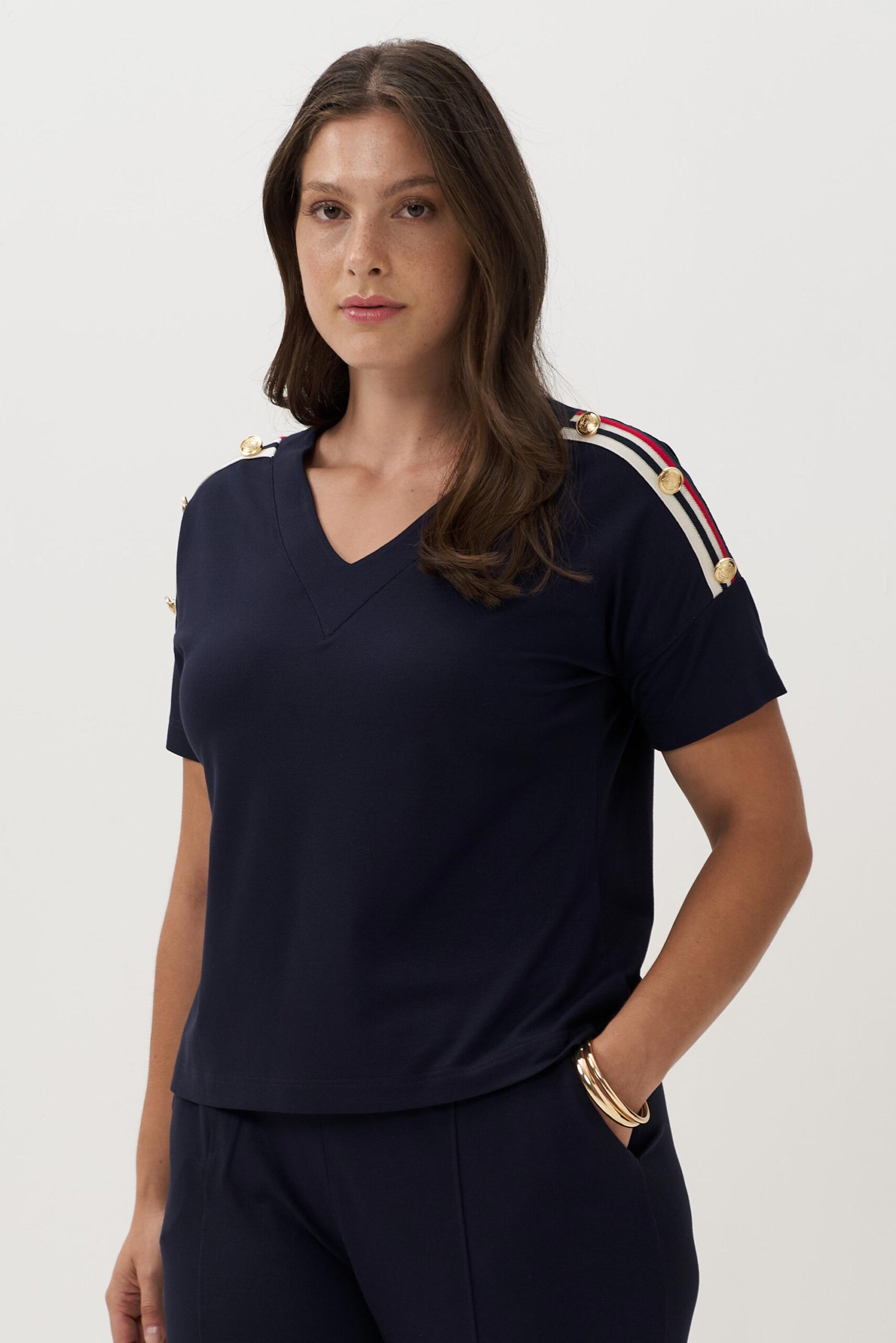 Άνετη μπλούζα με αντιθέσεις στους ώμους