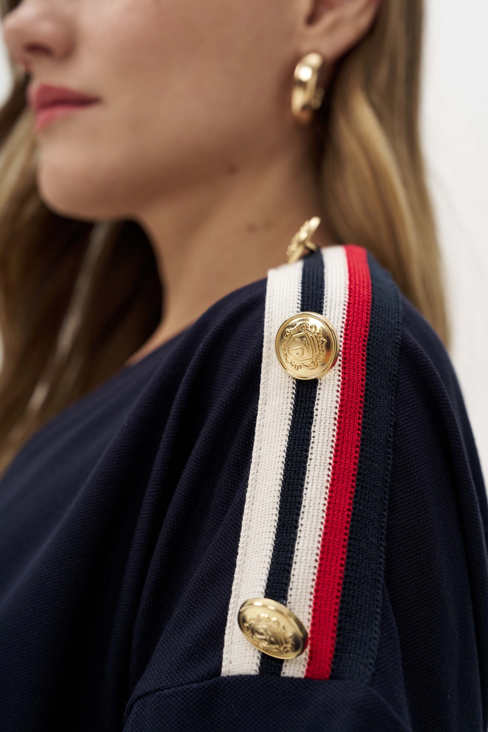 Άνετη μπλούζα με αντιθέσεις στους ώμους - Image 2