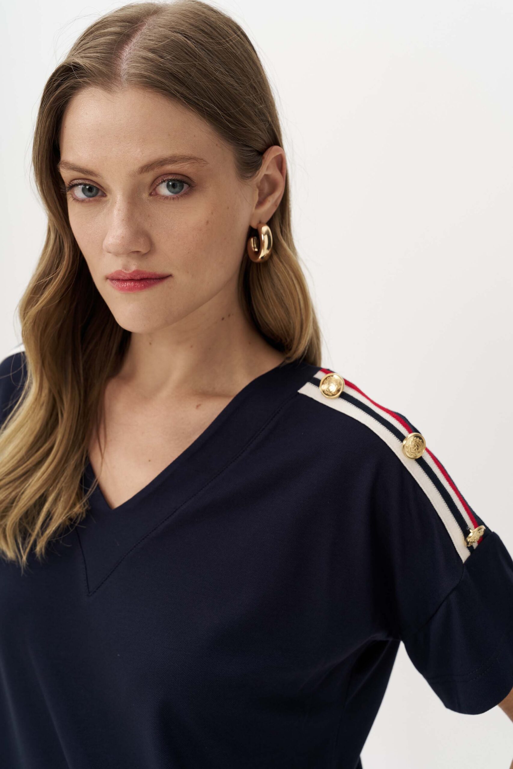 Άνετη μπλούζα με αντιθέσεις στους ώμους - Image 5