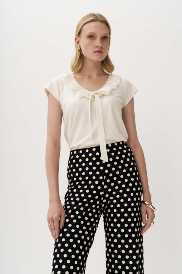 Ve blouse with ruffles