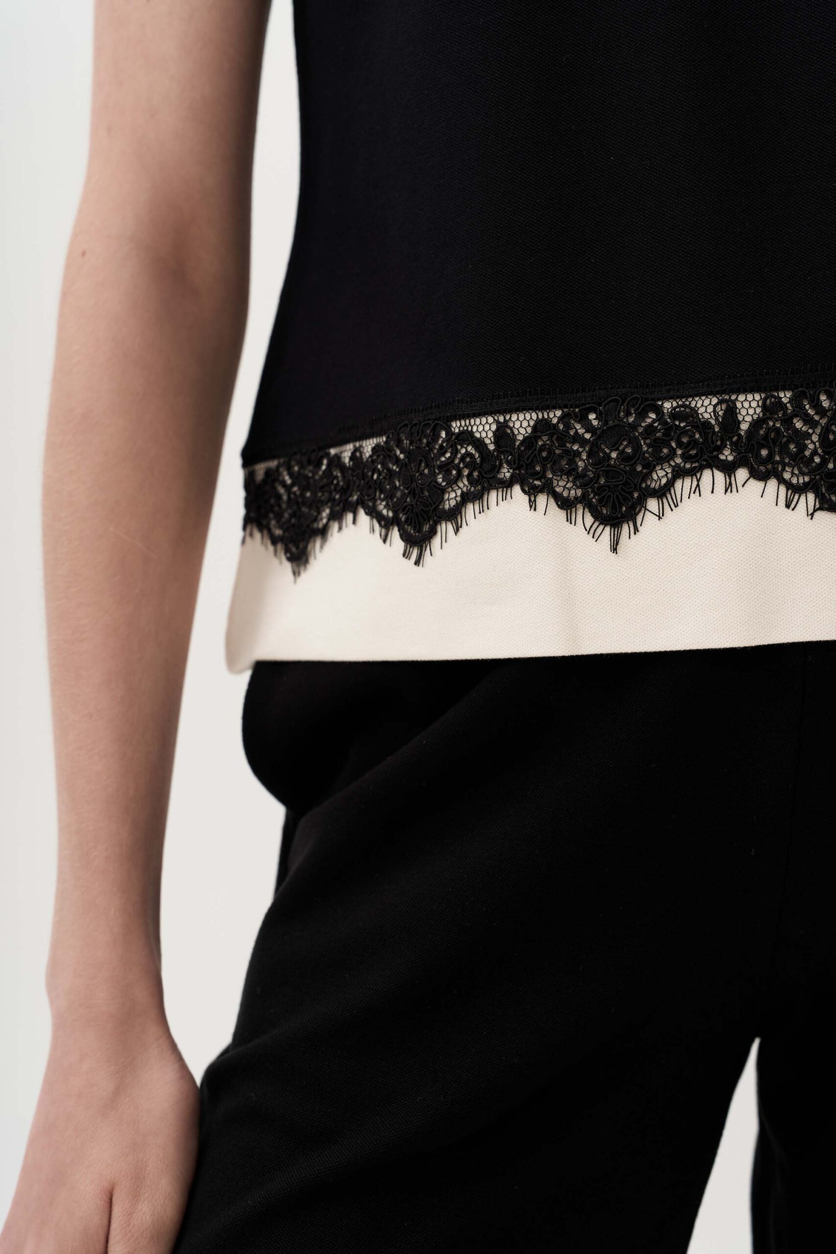 Top with contrast lace trim - Image 3