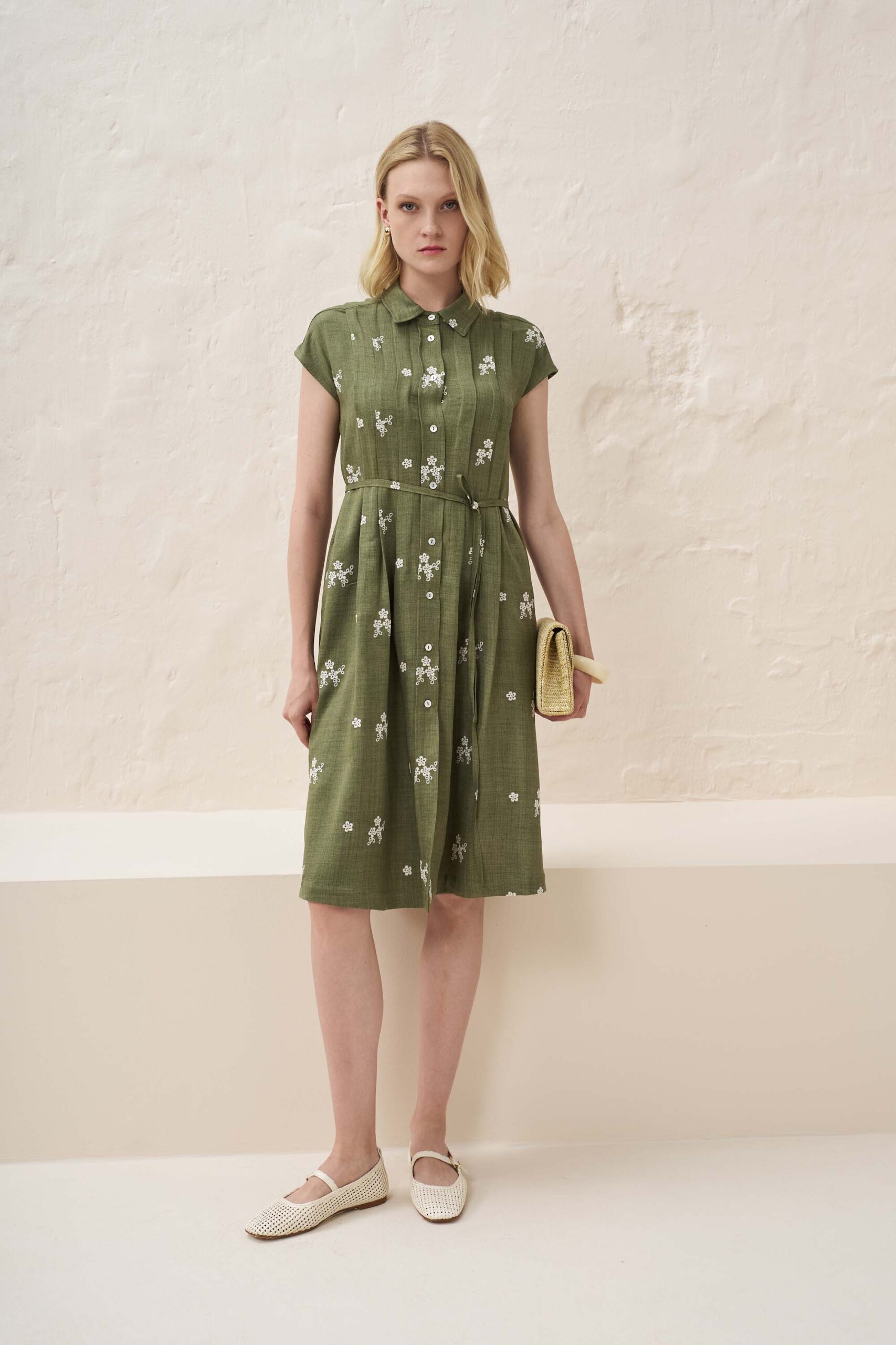 Φόρεμα με κέντημα και πιέτες