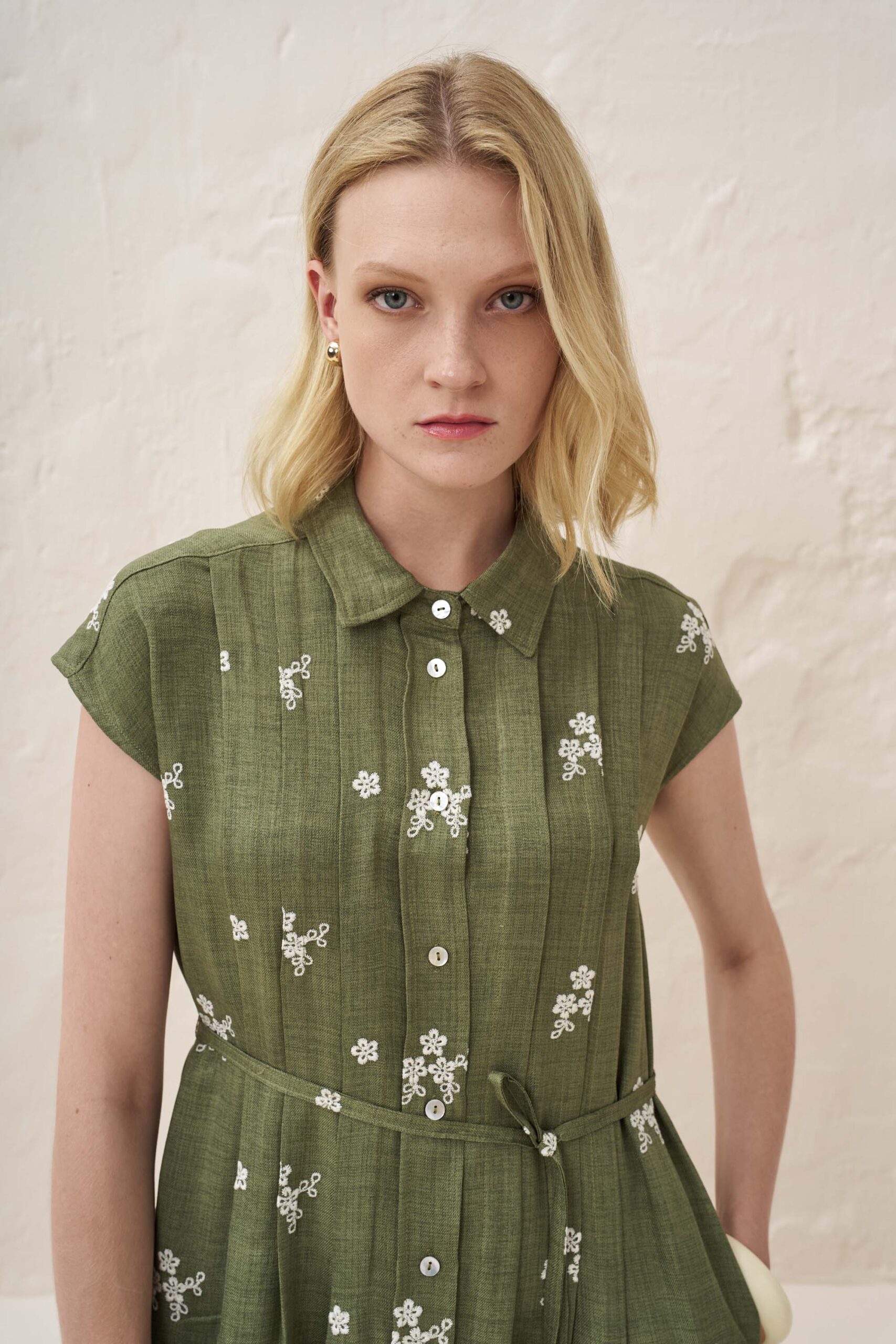 Φόρεμα με κέντημα και πιέτες - Image 2