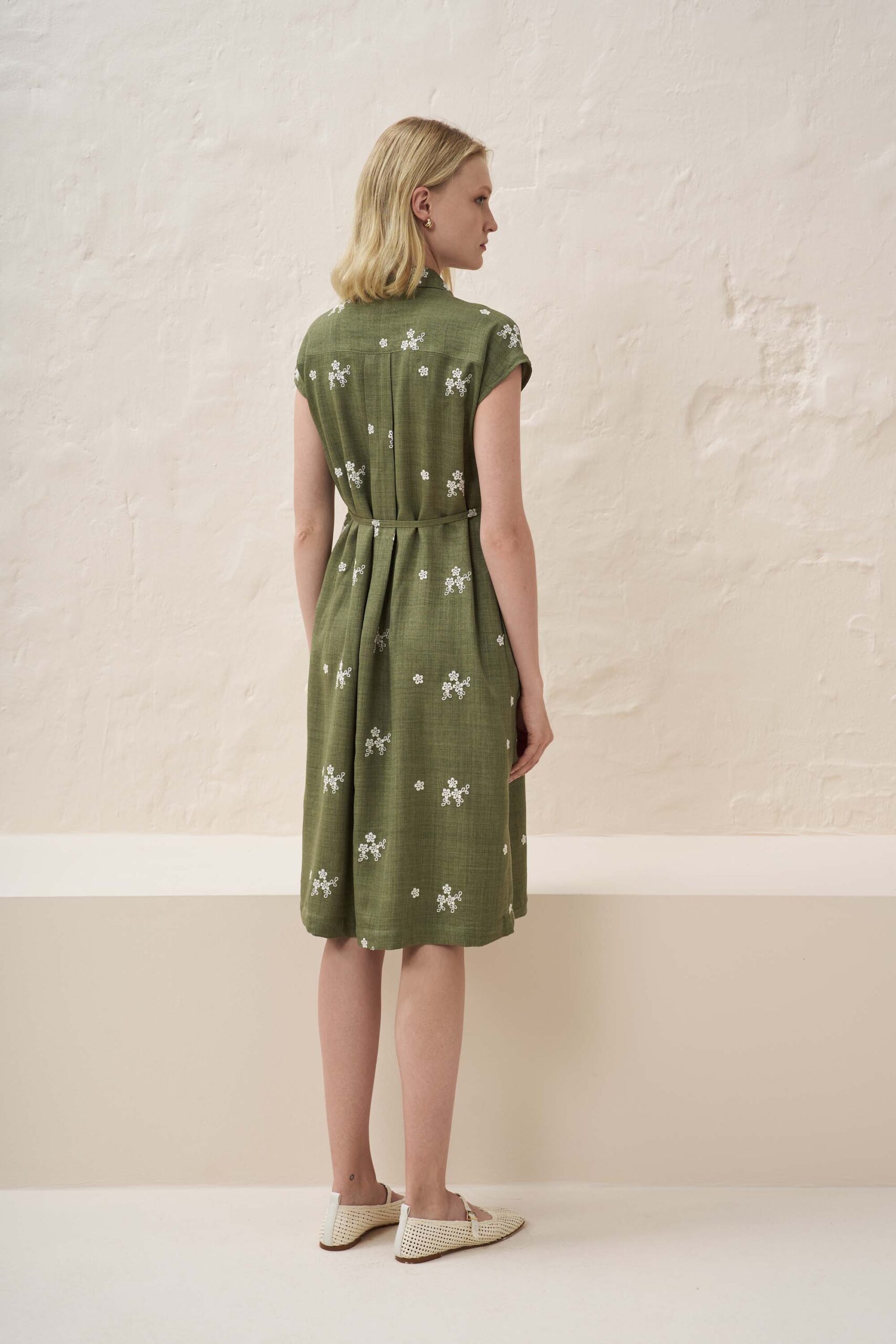 Φόρεμα με κέντημα και πιέτες - Image 4